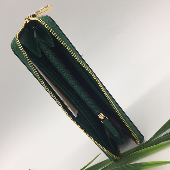 MICHAEL KORS
Leather Continental Wristlet Phone Case Wallet
Fern Green
NWT - Picture 7 of 16